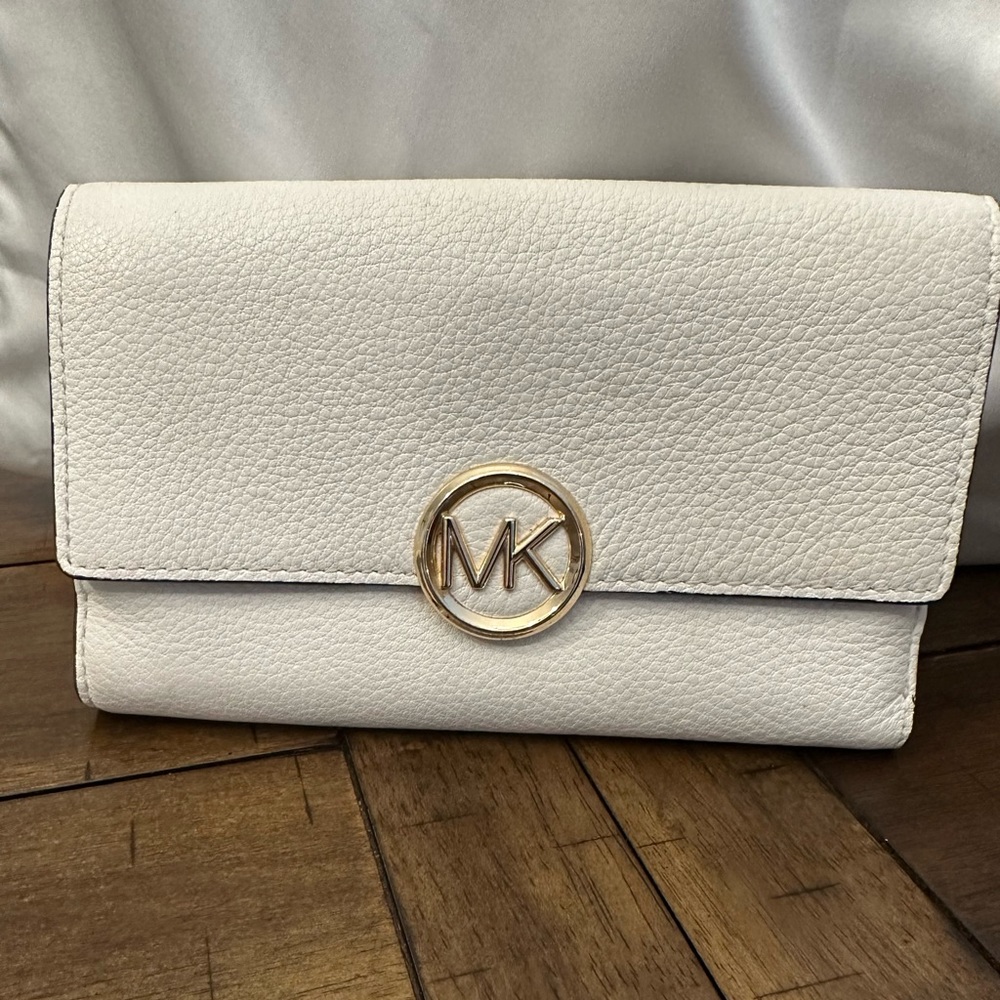 White Wallet